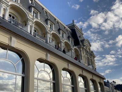 Quelques vacanciers observaient la cérémonie du haut du Grand Hôtel de Cabourg. - Marie Pinabel
