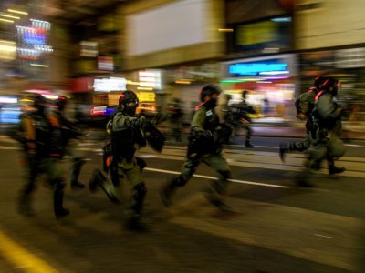 Charge de policiers lors de la manifestation d'opposants à la loi sur la sécurité nationale à Hong Kong, le 1er juillet 2020 - Anthony WALLACE [AFP]