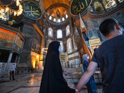 Des touristes turcs visitent Sainte-Sophie à Istanbul le 26 juin 2020 - Ozan KOSE [AFP]