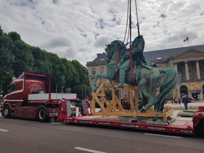 La statue a pu être finalement chargée sur le camion pour partir en restauration.