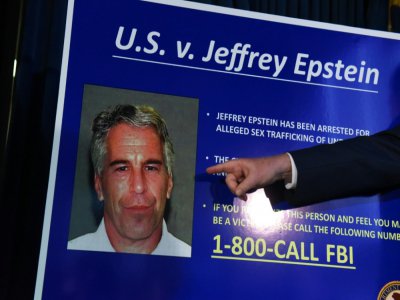 Affiche portant la photo de Jeffrey Epstein et les charges pesant contre lui, le 8 juillet 2019 à New York, un mois avant le suicide de l'homme d'affaires en prison - STEPHANIE KEITH [GETTY IMAGES NORTH AMERICA/AFP/Archives]