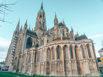 La cathédrale de Bayeux, située en plein centre-ville, a été inaugurée en 1077 par Guillaume le Conquérant. - Les droners / Calvados Attractivité