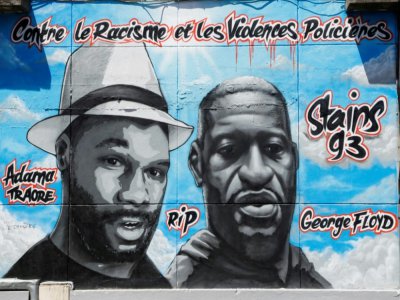 La fresque collective en hommage à George Floyd et Adama Traoré à Stains en Seine-Saint-Denis le 22 juin 2020 - FRANCOIS GUILLOT [AFP]