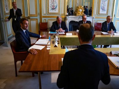 Edouard Philippe (de dos), Emmanuel Macron, Gérard Larcher, Richard Ferrand, et le président du CESE Patrick Bernasconi à l'Elysée à Paris le 2 juillet 2020 - Ian LANGSDON [POOL/AFP]