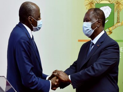 Amadou Gon Coulibaly (g) accueilli par Alassane Ouattara à l'aéroport Félix Houphouët Boigny, à Abdijan le 2 juillet 2020 - SIA KAMBOU [AFP]