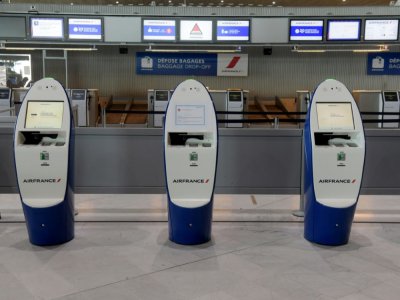 Des bornes d'enregistrement d'Air France à l'aéroport parisien de Roissy Charles-de-Gaulle, le 12 mai 2020 - ERIC PIERMONT [AFP/Archives]