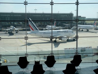 Un Airnbus A318 d'Air France à l'aéroport parisien de Roissy Charles-de-Gaulle, le 12 mai 2020 - ERIC PIERMONT [AFP]