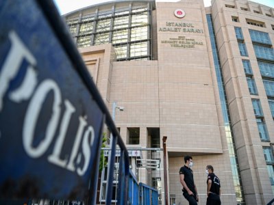 Des gardes de sécurité devant le tribunal d'Istanbul, le 3 juillet 2020, où débute le procès de 20 Saoudiens accusés d'avoir tué le journaliste saoudien Jamal Khashoggi en2018 - OZAN KOSE [AFP]