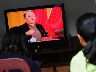 Des habitants de Wukan regarde Zheng Yanxiong à la télévision, le 20 décembre 2011 dans la province chinoise du Guandong - MARK RALSTON [AFP/Archives]