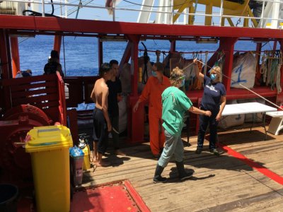 Des membres d'équipage participent au secours de deux migrants qui se sont jetés à l'eau depuis l'Ocean Viking, le 2 juillet 2020 en Méditerranée - Shahzad ABDUL [AFP]