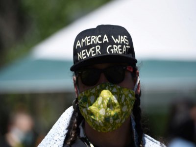 Une manifestante porte une casquette "l'Amérique n'a jamais été grande", à Keystone, le 3 juillet 2020 - Andrew CABALLERO-REYNOLDS [AFP]