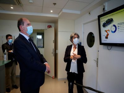 Le nouveau Premier ministre Jean Castex en visite sur le site de recherche et de production de semi-conducteurs du groupe X-FAB France, le 4 juillet 2020 à Coudray-Montceaux (Essonne) - Thomas COEX [AFP]