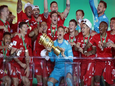 Le gardien du Bayern, Manuel Neuer (c), brandit le trophée de la Coupe d'Allemagne et célèbre avec ses coéquipiers la victoire en finale face à Leverkusen, à Munich, le 4 juillet 2020 - Michael Sohn [POOL/AFP]
