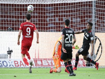 L'attaquant polonais du Bayern, Robert Lewandowski (g), auteur d'un doublé lors de la finale de la Coupe d'Allemange face à Leverkusen, à Munich, le 4 juillet 2020 - Michael Sohn [POOL/AFP]
