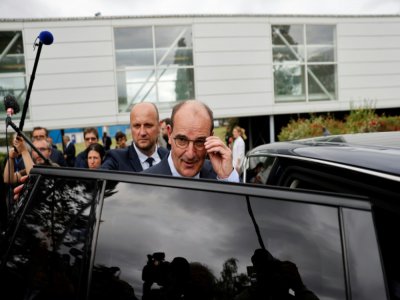 Le premier ministre Jean Castex quitte le site de production de l'entreprise de haute technologie X-FAB à Le Coudray-Montceau, sud de Paris, le 4 juillet 2020 - Thomas COEX [AFP]