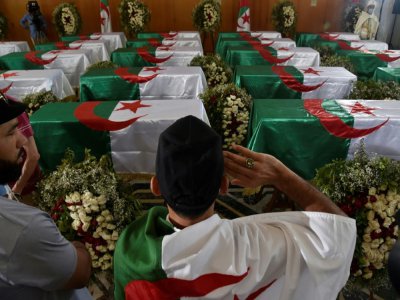 Un Algérien rend hommage aux restes de 24 combattants tués au début de la colonisation française restitués par la France, le 4 juillet 2020 - RYAD KRAMDI [AFP]