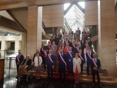 Voici la photo de la nouvelle équipe municipale du Havre. Le maire Édouard Philippe est entouré notamment de ses 20 adjoints : 10 hommes et 10 femmes. - Joris Marin