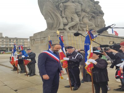 En ce dimanche 5 juillet, Édouard Philippe a déposé une gerbe au pied du monument aux morts, place du Général de Gaulle. - Joris Marin