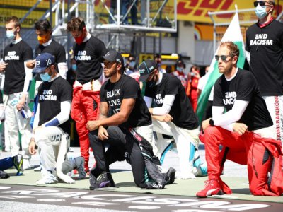 Des pilotes de F1, dont le Britannique Lewis Hamilton (c), genou à terre en soutien à la lutte contre le racisme, avant le GP d'Autriche, à Spielberg, le 5 juillet 2020 - Mark Thompson [POOL/AFP]