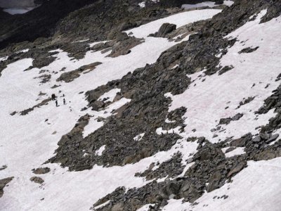 Vue aérienne de la neige rose du glacier Presena, dans les Alpes italiennes, le 4 juillet 2020. - Miguel MEDINA [AFP]