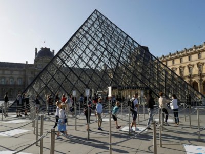 Queue distanciée et clairsemée à l'entrée du Louvre, le 6 juillet 2020 - FRANCOIS GUILLOT [AFP]
