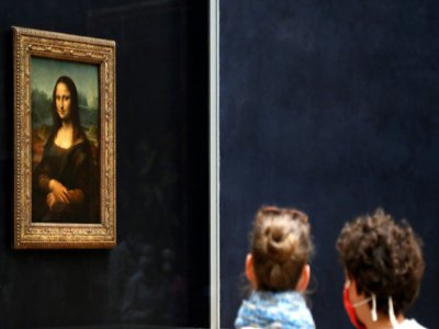 Des visiteurs contemplent la Joconde au Louvre le 6 juillet 2020 - FRANCOIS GUILLOT [AFP]
