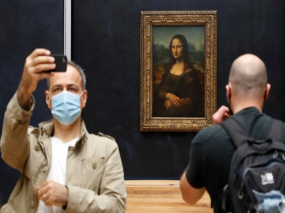 Selfie devant la Joconde au musée du Louvre à Paris qui a rouvert ses portes le 6 juillet 2020 - FRANCOIS GUILLOT [AFP]