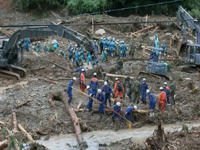 Des secouristes cherchent des personnes disparues après un glissement de terrain à Tsunagi (préfecture de Kumamoto) le 6 juillet 2020 - STR [JIJI PRESS/AFP]