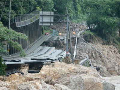 Une route détruite par les pluies torrentielles près de la rivière Kuma, à Ashikita, dans la préfecture de Kumamoto, le 6 juillet 2020 - STR [JIJI PRESS/AFP]