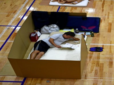 Un habitant dans un gymnaste où desc espaces ont été aménagés pour respecter les distances de sécurité, à Yatsushiro, dans la préfecture de Kumamoto, le 6 juillet 2020 - Charly TRIBALLEAU [AFP]