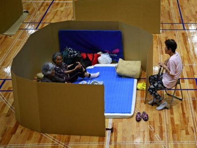 Des habitants réfugiés dans un gymnase, à Yatsushiro, dans la préfecture de Kumamoto, le 6 juillet 2020 - Charly TRIBALLEAU [AFP]