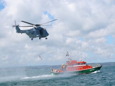 La vedette de la SNSM de Chausey, la SNSM de Jullouville et l'hélicoptère Caïman Marine de la Marine nationale ont été engagés au large des îles Chausey le dimanche 5 juillet. - x