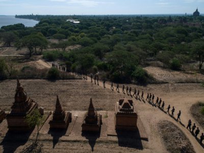 Un patrouille de police passe le 23 juin dans le site de Bagan, en Birmanie, ciblé par les pillards depuis que les touristes l'ont déserté en raison de la pandémie de coronavirus. - Ye Aung THU [AFP]