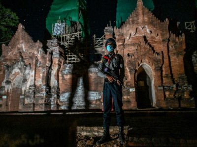 Un policier birman monte la garde dans le site de Bagan, déserté par les touristes et menacé par les pillards, le 22 juin 2020 - Ye Aung THU [AFP]