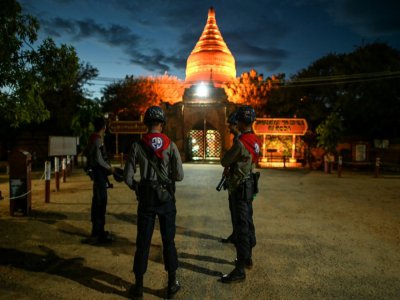 Des policiers gardent les abords d'un temple sur le site historique de Bagan, en Birmanie, le 22 juin 2020 - Ye Aung THU [AFP]