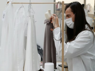 Confection d'une robe miniature haute couture dans les ateliers de Dior à PAris, le 4 juillet 2020 - FRANCOIS GUILLOT [AFP]