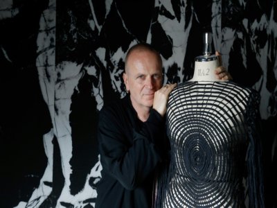 Le couturier italien Maurizio Galante dans son atelier à Paris, le 30 juin 2020 - FRANCOIS GUILLOT [AFP]