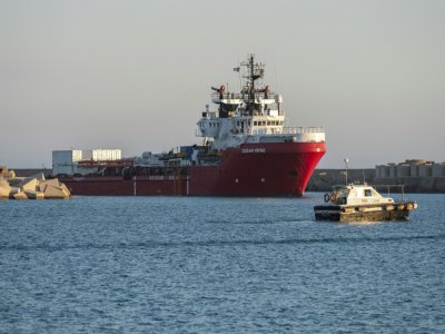 L'Ocean Viking, affrété par SOS Méditerranée, manoeuvre dans le port de Porto Empedocle en Sicile, le 6 juillet 2020 - Giovanni ISOLINO [AFP]