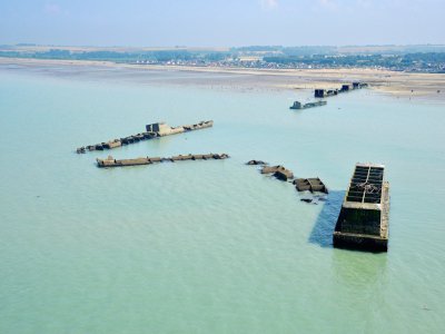 Les vestiges du port artificiel Winston sont encore visibles, à quelques centaines de mètres du rivage.  - Patrice Le Bris / Calvados Attractivité