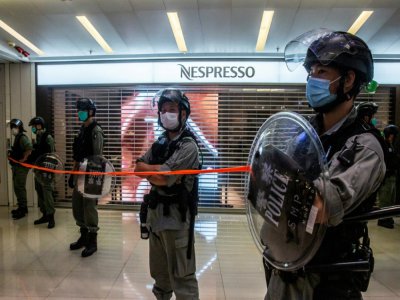 La police prête à intervenir lors d'un rassemblement contre la nouvelle loi imposée par la Chine, organisé dans un centre commercial à Hong Kong, le 6 juillet 2020 - ISAAC LAWRENCE [AFP]