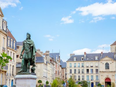 Au centre de la place Saint-Sauveur à Caen, trône la statue de Louis XIV, œuvre du sculpteur français Louis Petitot. - Grégory Cassiau - Les Escapades