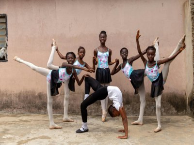 La troupe de l'académie pose pour une photo de groupe, à Lagos le 3 juillet 2020 - Benson Ibeabuchi [AFP]