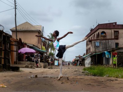 En pointe: la jeune danseuse Precious Duru, à Lagos le 3 juillet 2020 - Benson Ibeabuchi [AFP]