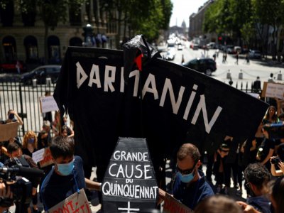 Des féministes protestent contre la nomination de Gérald Darmanin et d'Éric Dupond-Moretti devant la Madeleine à Paris le 7 juillet 2020 - Thomas COEX [AFP]