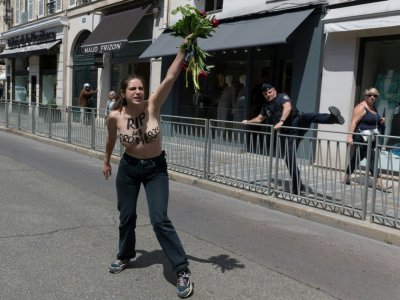 Une Femen manifeste à proximité de l'Elysée avant l'arrivée des ministres pour la réunion hebdomadaire du cabinet, le 7 juillet 2020 à Paris - - [AFP]