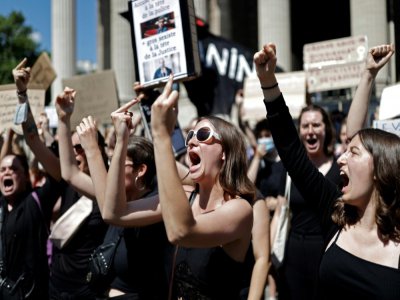 Des féministes manifestent contre la nomination de Gérald Darmanin près du ministère de l'Intérieur à Paris le 7 juillet 2020 - Thomas COEX [AFP]