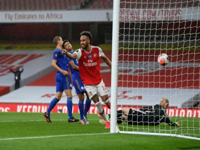 L'attaquant d'Arsenal Pierre-Emerick Aubameyang (c) vient d'ouvrir le score contre Leicester, le 7 juillet 2020 à Londres - Shaun Botterill [POOL/AFP]