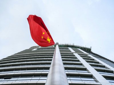 Un drapeau chinois flotte sur le nouveau bureau de défense de la sécurité nationale installé à Hong Kong, le 8 juillet 2020 - Anthony WALLACE [AFP]