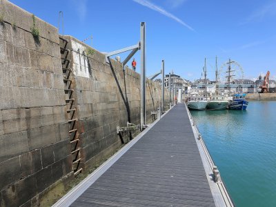 Des pontons flottants ont été installés dans le bassin à flot du port de pêche de Granville. - David Daguier-CD50