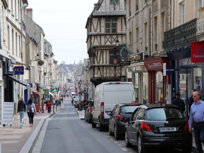 La rue Saint-Malo à Bayeux sera interdite aux voitures le samedi de 14 heures à 19 heures durant tout l'été, comme d'autres rues du centre-ville.
